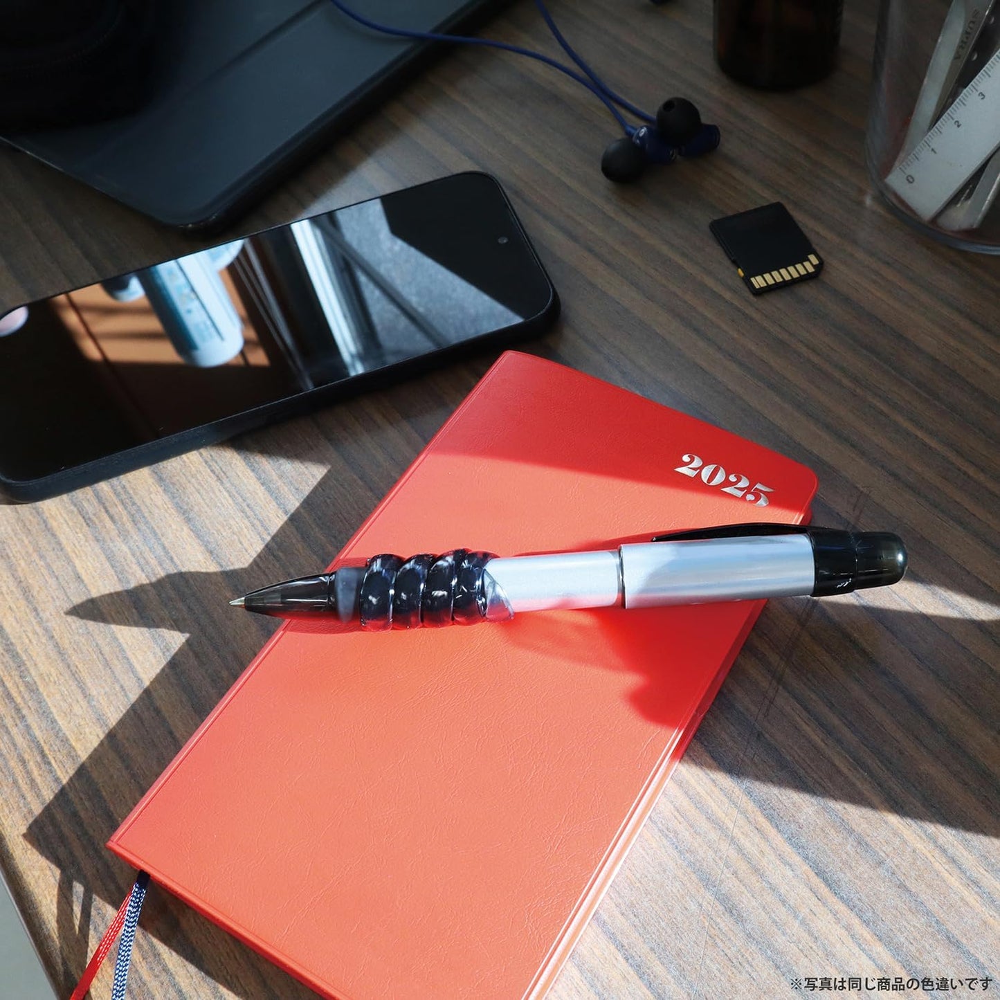 Kutsuwa Adjustable Rubber Pen Holder